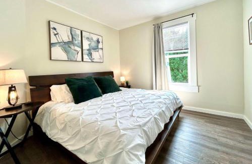 Renton Apartment | Modern Deluxe Kitchen, King Bed, Laundry, DT Renton close to Valley Med & SeaTac