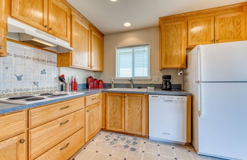 Rockaway Beach House | Modern dog-friendly house w/private hot tub, gas fireplace, & free WiFi