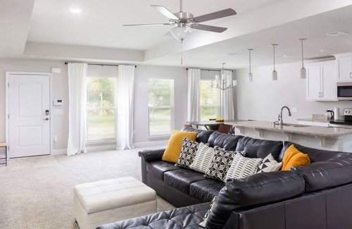 Gulf Breeze House | Modern dog-friendly home near the beach with large lawn, washer/dryer, streaming