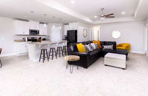 Gulf Breeze House | Modern dog-friendly home near the beach with large lawn, washer/dryer, streaming