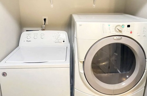 Gulf Breeze House | Modern dog-friendly home near the beach with large lawn, washer/dryer, streaming