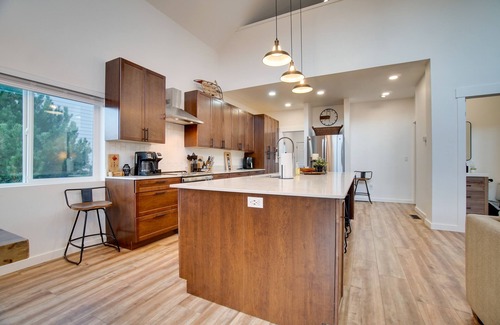 Donnelly House | Modern Donnelly Cabin w/Private Hot Tub