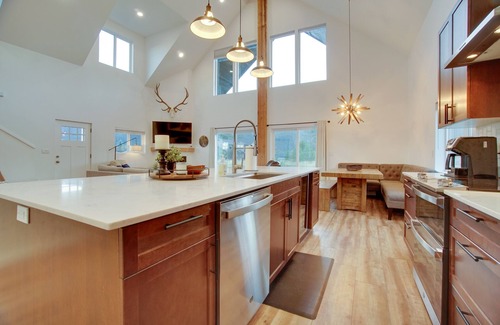 Donnelly House | Modern Donnelly Cabin w/Private Hot Tub