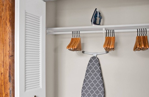 Lower Mills Apartment | Modern Dorchester/Milton 2BR w/ Gym & in-building W/D, by Blueground