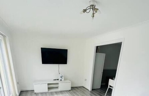 Cheetham Hill House | Modern Double room in a shared house