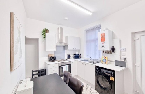 Burnley House | Modern Double Room with Ensuite with Shower RM 3