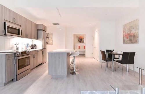 Chinatown Apartment | Modern Downtown 1BR | Work Desk+WiFi | near BCH | by GLS