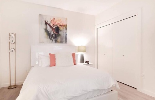 Chinatown Apartment | Modern Downtown 1BR | Work Desk+WiFi | near BCH | by GLS