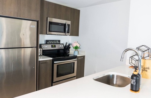 Overtown Condo | Modern Downtown 2BR Condo in the Heart of Miami Infinity Pool & Resort Amenities