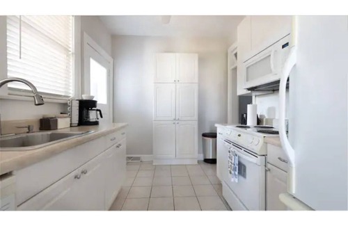 Columbia House | Modern Downtown Apt| Free Parking| DownTown & USC.