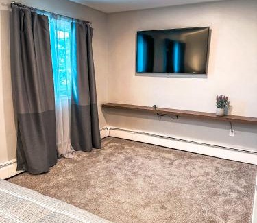 Yellowknife House | Modern Downtown Stay