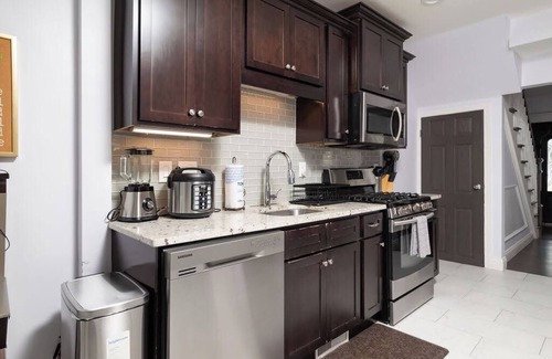 Everett House | Modern Duplex Home close to Boston. Free parking, Yard, Super Nice!