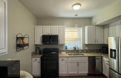 Woodlawn Condo | Modern Duplex-Obama & University Chicago Area 3BR, 2.5Bath. Enjoy entire unit.