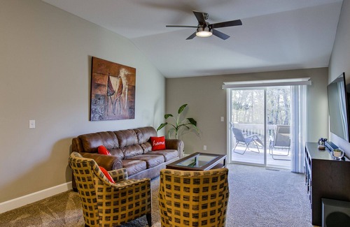 Waldron House | Modern Duplex w/King Bed Close to KCI/Zona Rosa ✈ϟFiber