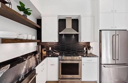 Cherrywood House | Modern East Austin Retreat – Walk to Dining, Bars & UT!