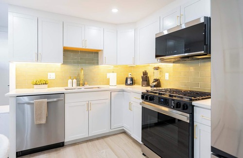 Eagle Hill Apartment | Modern East Boston 2 Bed 2 Bath