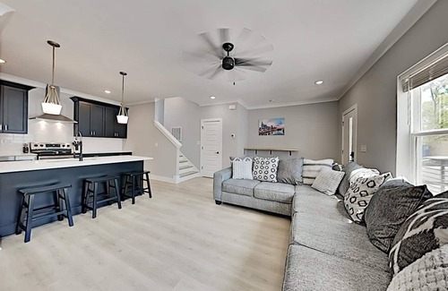 Talbot's Corner House | Modern East Townhome w/Parking - Mins to Downtown