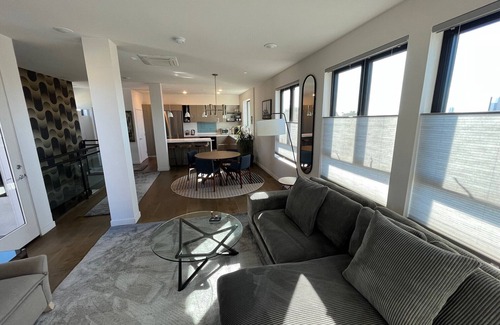 Downtown Los Angeles House | Modern Echo Park townhouse with stunning roof
