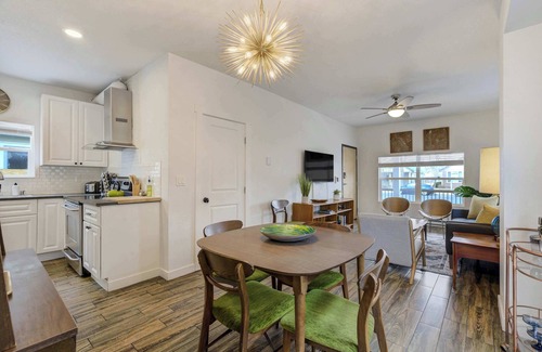 Central Colorado Springs Apartment | Modern Edge! Cozy & Stylish Downtown Retreat
