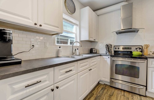 Central Colorado Springs Apartment | Modern Edge! Cozy & Stylish Downtown Retreat
