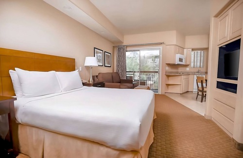 North Scottsdale Hotel | Modern Elegance in the City! Outdoor Swimming Pool, Full Kitchen, Free Parking!