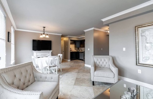 New Tacoma Condo | Modern Elegance in the Heart of Downtown Tacoma | King Bed + Parking + AC