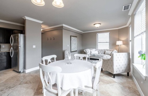 New Tacoma Condo | Modern Elegance in the Heart of Downtown Tacoma | King Bed + Parking + AC