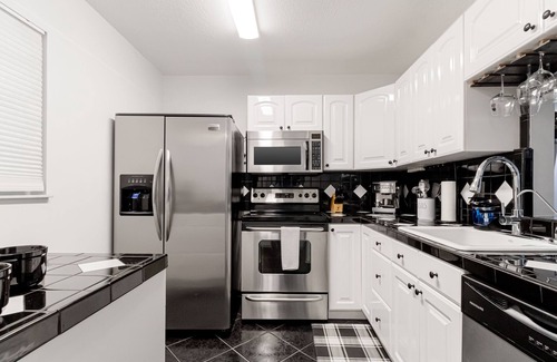 Pembroke Pines Condo | Modern Elegance: 2/2 Cozy Black & White Condo w. WiFi