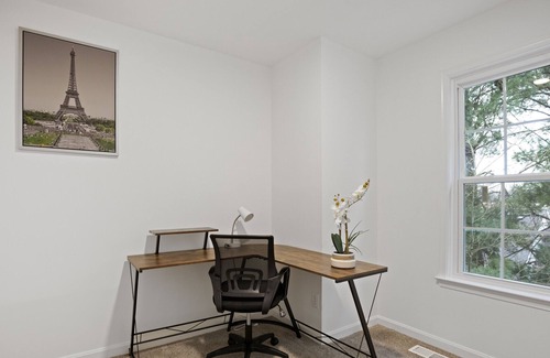 Stafford House | Modern, Elegant & Artsy 3bed 3 bath Townhome like New!