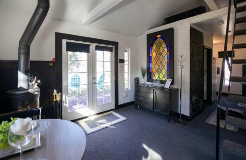 Cascade House | Modern Entertainment Getaway Off Sacramento River!