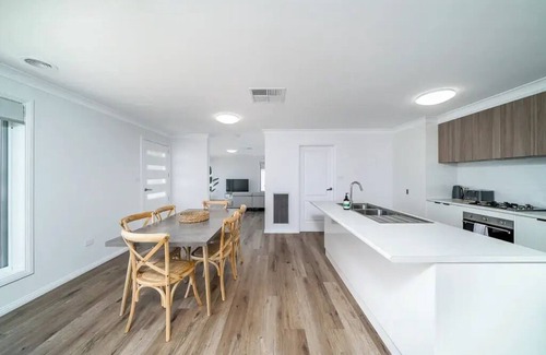 Gobbagombalin Apartment | Modern Escape in Quiet Neighbourhood