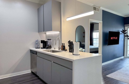 Beverly Hills Apartment | Modern Escape W Pool GYM Parking 10 Min to Cedars