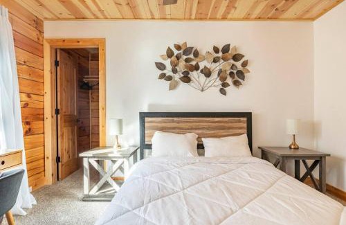 Big Bear City Ski Chalet | Modern Family Cabin mins to Lake, Slopes & Hikes