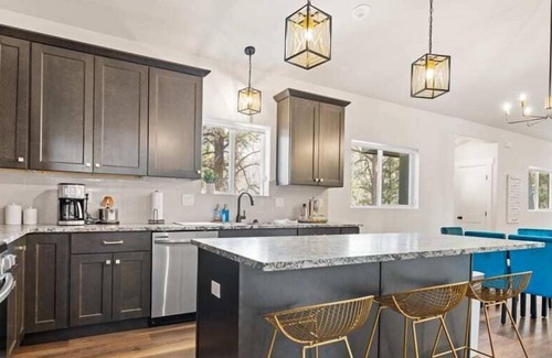 Florissant House | Modern Family Getaway w/Hot tub in the Mtns