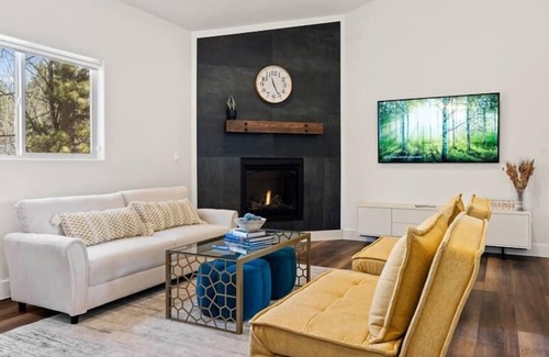 Florissant House | Modern Family Getaway w/Hot tub in the Mtns