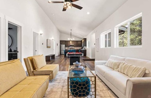 Florissant House | Modern Family Getaway w/Hot tub in the Mtns