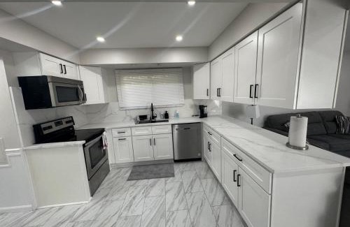 Sterling Heights House | Modern Family Home -3BR -High Speed Wi-Fi Comfort