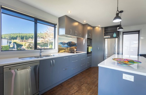 Wanaka House | Modern Family Holiday home with sensational views peaceful paradise (sleeps 11)