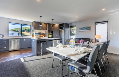 Wanaka House | Modern Family Holiday home with sensational views peaceful paradise (sleeps 11)