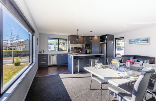 Wanaka House | Modern Family Holiday home with sensational views peaceful paradise (sleeps 11)