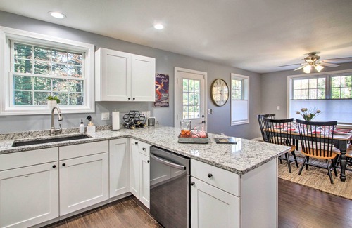 Conway House | Modern Family Home ~ 10 Mi to Ski Cranmore Mtn!