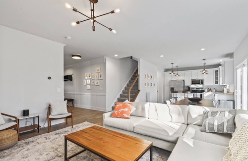 Livingston House | Modern Family Home 2 Mins To Lake Anna
