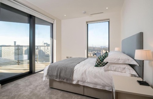 Warwick Apartment | Modern Family Home close to Victoria Station by UndertheDoormat