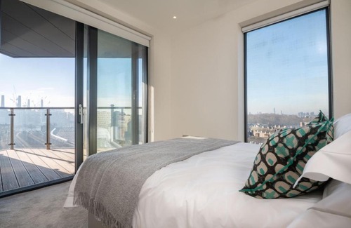 Warwick Apartment | Modern Family Home close to Victoria Station by UndertheDoormat