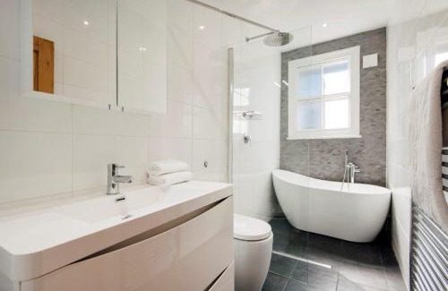 Earlsfield House | Modern Family Home in London Close to Amenities and Train