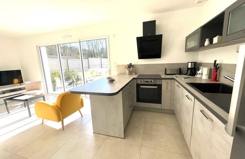 Brem Sur Mer House | Modern Family Home Near Beach and Town - WiFi, Parking, A/C