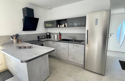 Brem Sur Mer House | Modern Family Home Near Beach and Town - WiFi, Parking, A/C