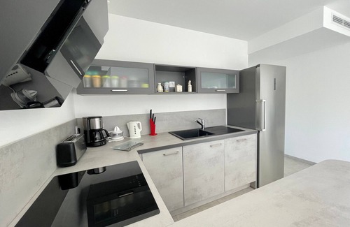Brem Sur Mer House | Modern Family Home Near Beach and Town - WiFi, Parking, A/C