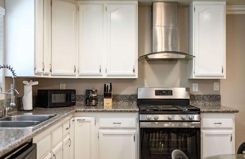 Westmont House | Modern Family Home w Full Amenities Near ONT