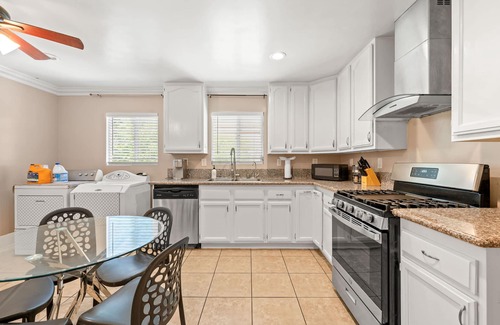 Westmont House | Modern Family Home w Full Amenities Near ONT